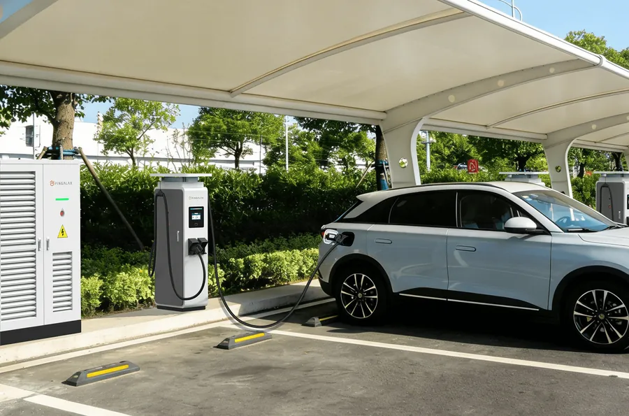 Voiture électrique en charge sur une borne ABTIMES dans un parking couvert